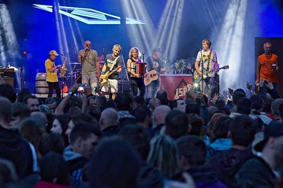 Barvy léta v Poděbradech: Za aprílového počasí vystoupili Tři sestry, Kapitán Demo i Rybičky 48