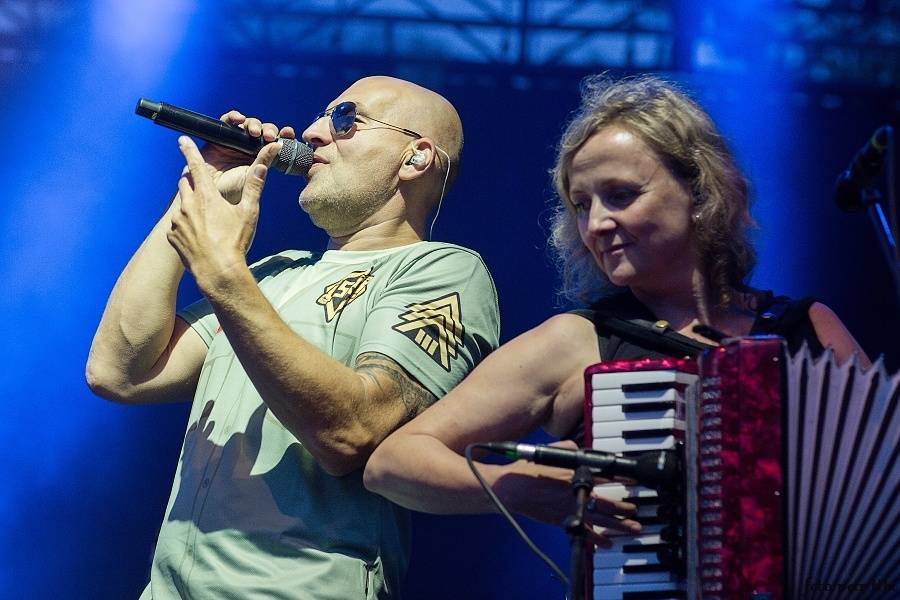 Barvy léta v Poděbradech: Za aprílového počasí vystoupili Tři sestry, Kapitán Demo i Rybičky 48