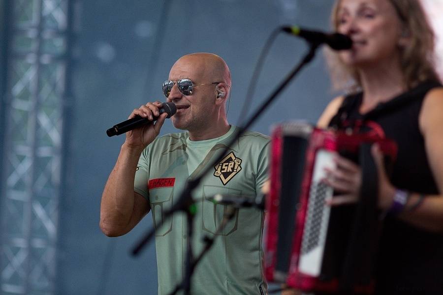 Barvy léta v Poděbradech: Za aprílového počasí vystoupili Tři sestry, Kapitán Demo i Rybičky 48