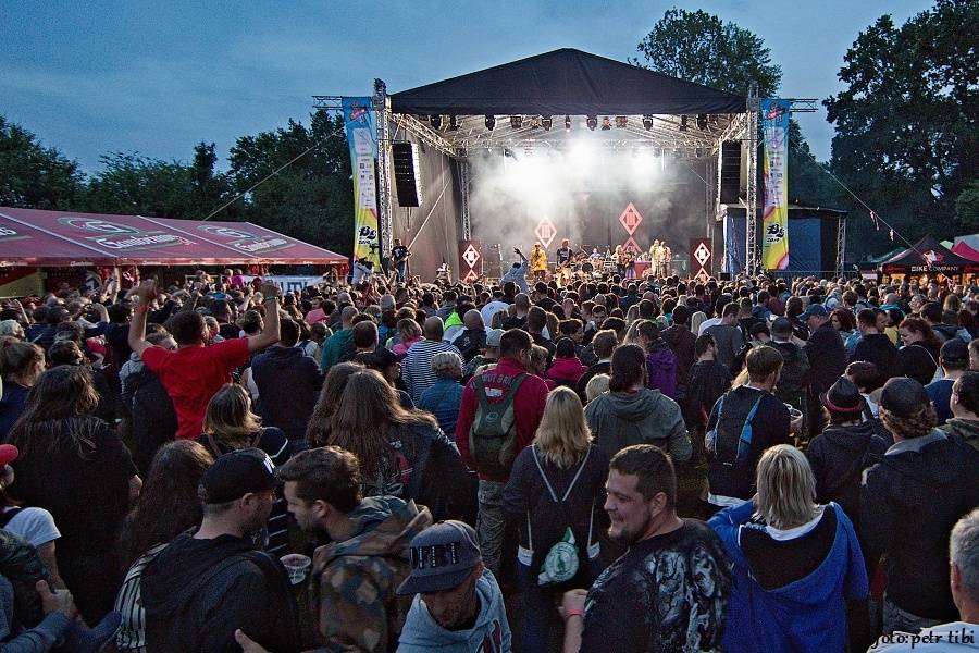 Barvy léta v Poděbradech: Za aprílového počasí vystoupili Tři sestry, Kapitán Demo i Rybičky 48