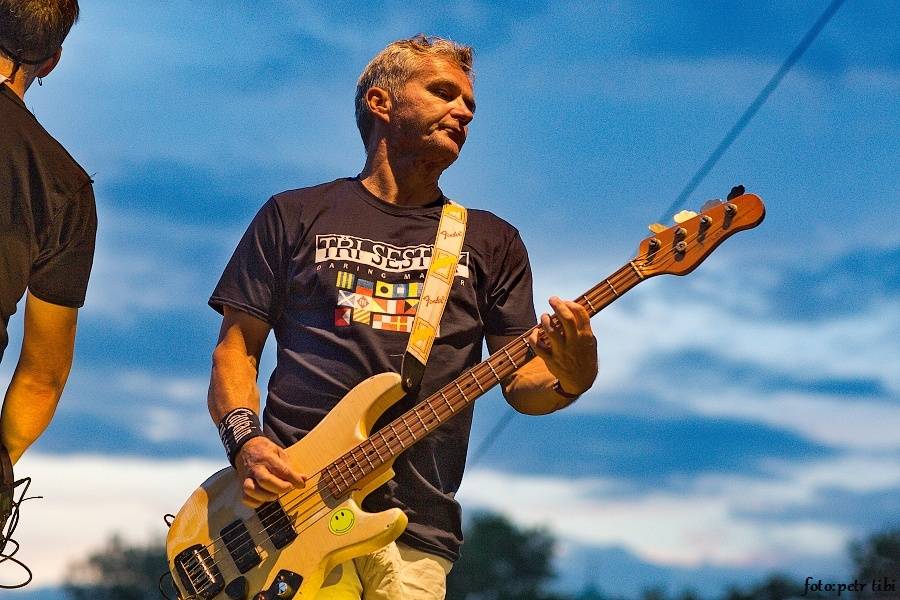 Barvy léta v Poděbradech: Za aprílového počasí vystoupili Tři sestry, Kapitán Demo i Rybičky 48