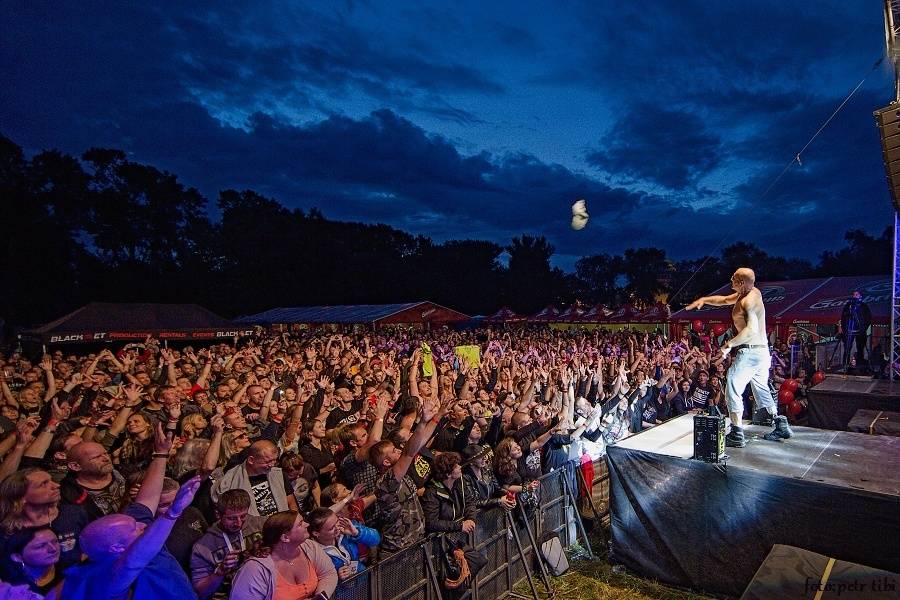 Barvy léta v Poděbradech: Za aprílového počasí vystoupili Tři sestry, Kapitán Demo i Rybičky 48