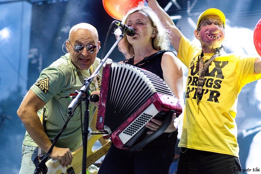 Barvy léta v Poděbradech: Za aprílového počasí vystoupili Tři sestry, Kapitán Demo i Rybičky 48