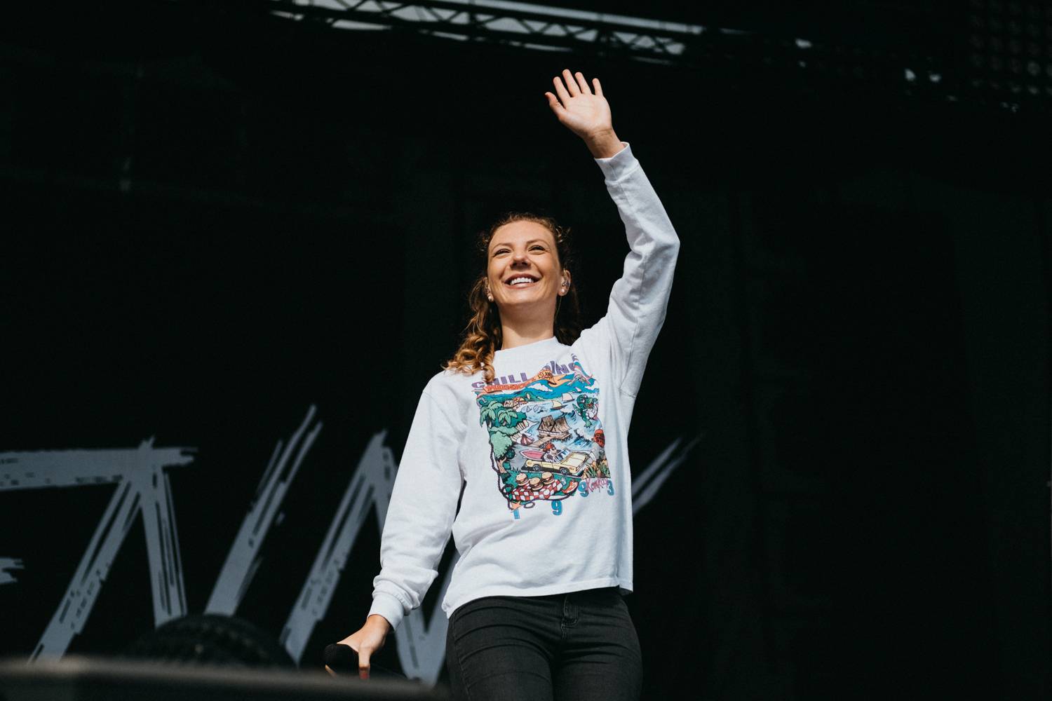 Druhý den pardubického Létofestu oslavoval Tomáš Vartecký z Wanastowek narozeniny, UDG se polévali vodou. Program uzavíral Divokej Bill