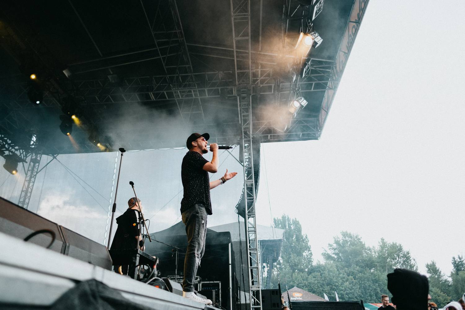 Druhý den pardubického Létofestu oslavoval Tomáš Vartecký z Wanastowek narozeniny, UDG se polévali vodou. Program uzavíral Divokej Bill