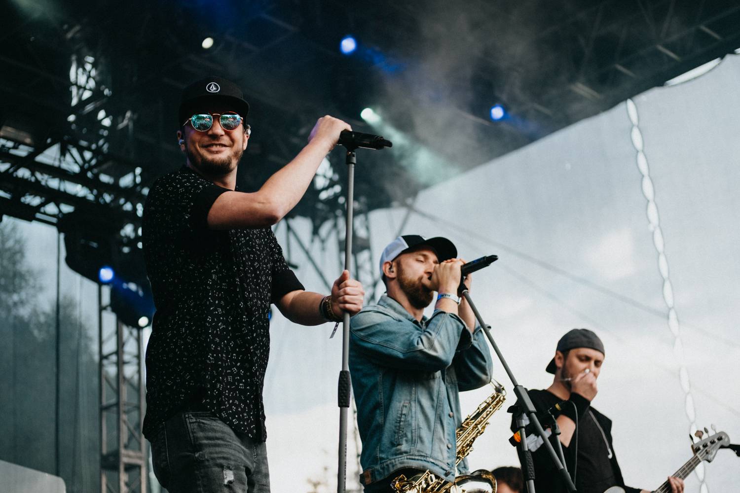 Druhý den pardubického Létofestu oslavoval Tomáš Vartecký z Wanastowek narozeniny, UDG se polévali vodou. Program uzavíral Divokej Bill