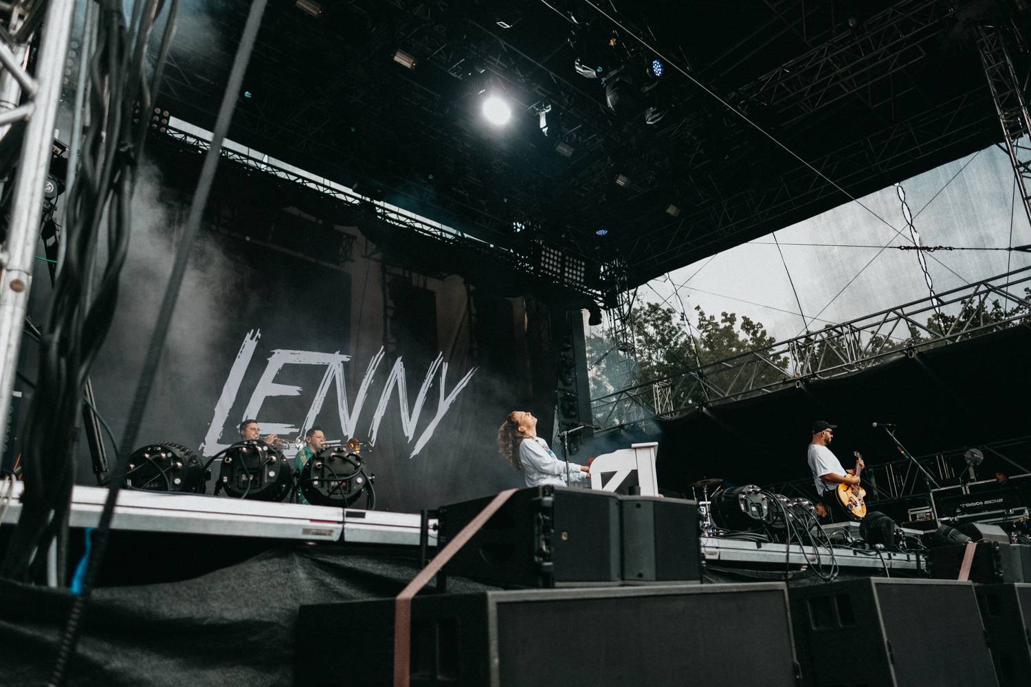 Druhý den pardubického Létofestu oslavoval Tomáš Vartecký z Wanastowek narozeniny, UDG se polévali vodou. Program uzavíral Divokej Bill