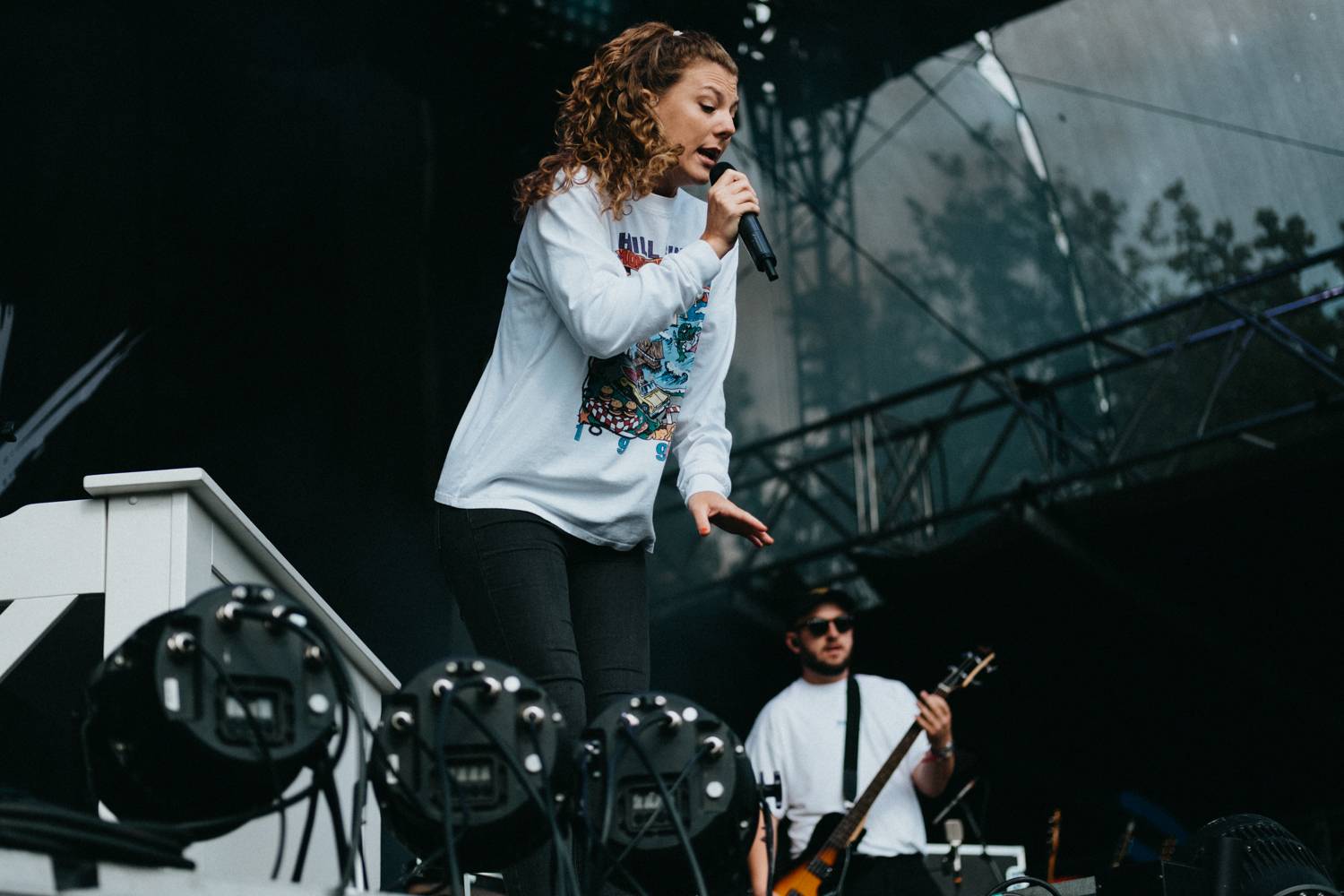 Druhý den pardubického Létofestu oslavoval Tomáš Vartecký z Wanastowek narozeniny, UDG se polévali vodou. Program uzavíral Divokej Bill