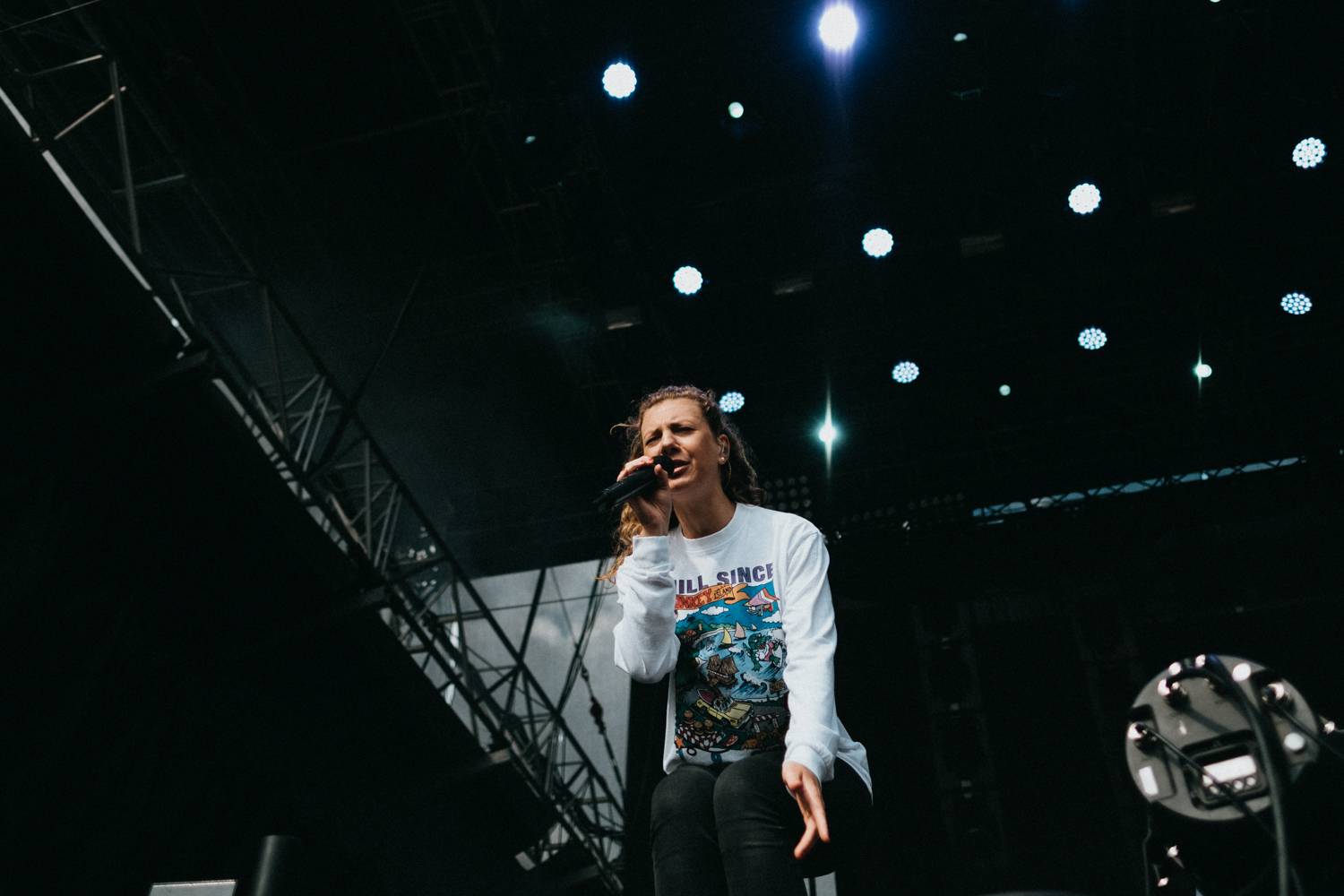 Druhý den pardubického Létofestu oslavoval Tomáš Vartecký z Wanastowek narozeniny, UDG se polévali vodou. Program uzavíral Divokej Bill