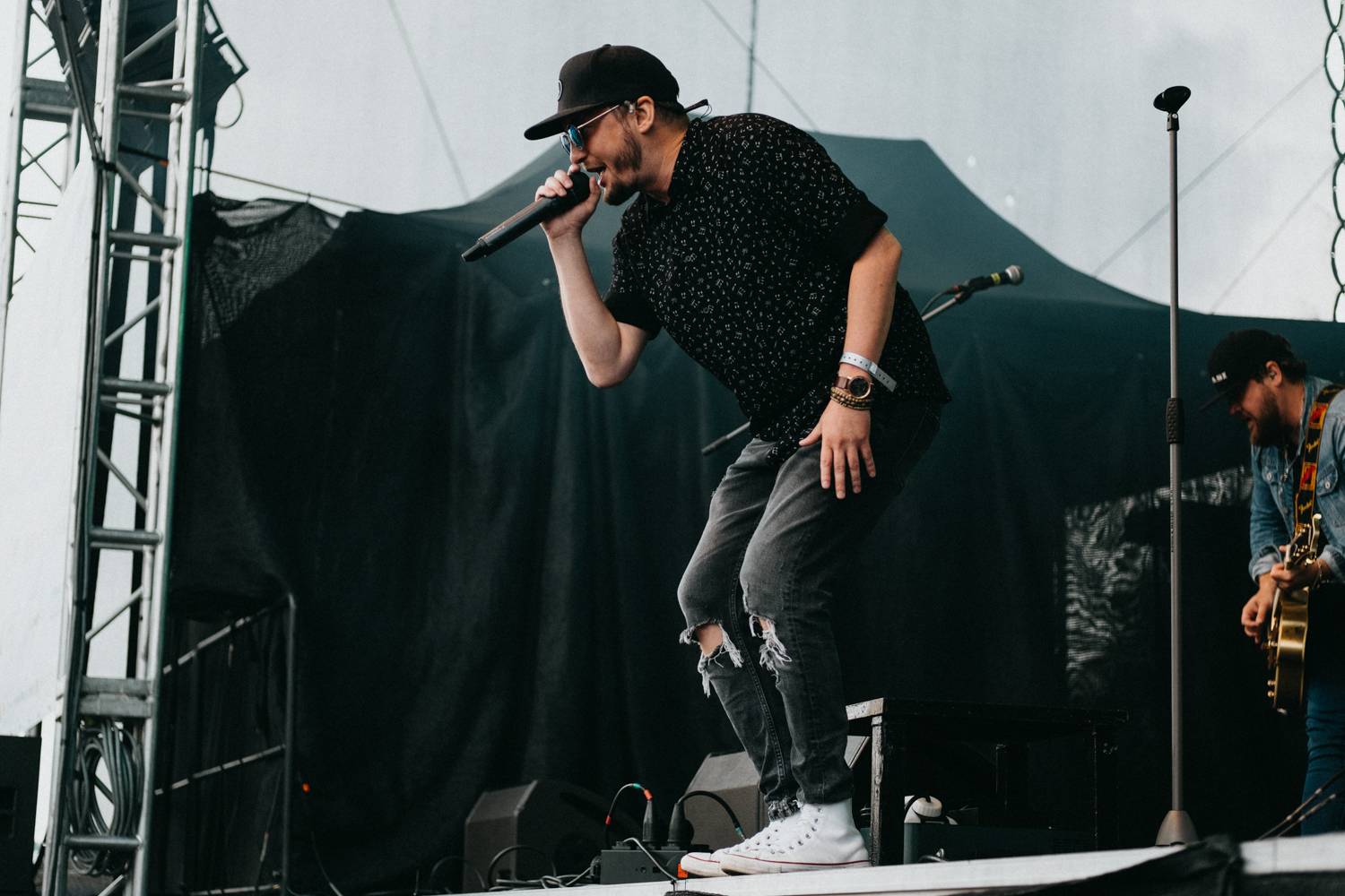 Druhý den pardubického Létofestu oslavoval Tomáš Vartecký z Wanastowek narozeniny, UDG se polévali vodou. Program uzavíral Divokej Bill