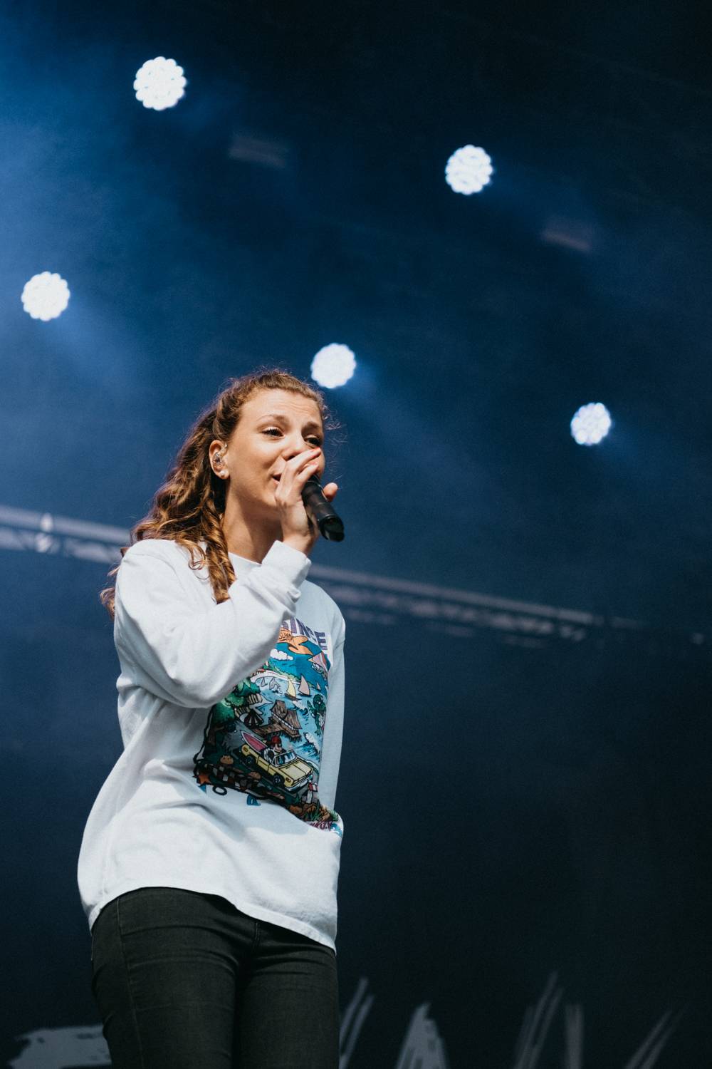 Druhý den pardubického Létofestu oslavoval Tomáš Vartecký z Wanastowek narozeniny, UDG se polévali vodou. Program uzavíral Divokej Bill