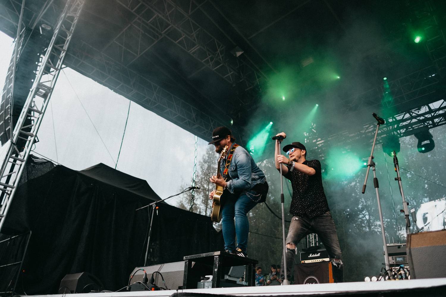 Druhý den pardubického Létofestu oslavoval Tomáš Vartecký z Wanastowek narozeniny, UDG se polévali vodou. Program uzavíral Divokej Bill