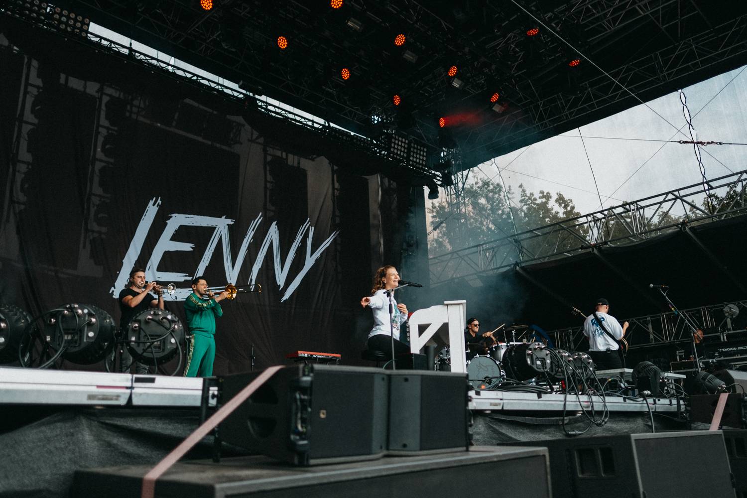 Druhý den pardubického Létofestu oslavoval Tomáš Vartecký z Wanastowek narozeniny, UDG se polévali vodou. Program uzavíral Divokej Bill