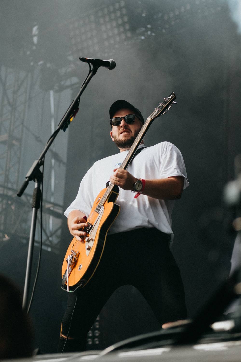 Druhý den pardubického Létofestu oslavoval Tomáš Vartecký z Wanastowek narozeniny, UDG se polévali vodou. Program uzavíral Divokej Bill