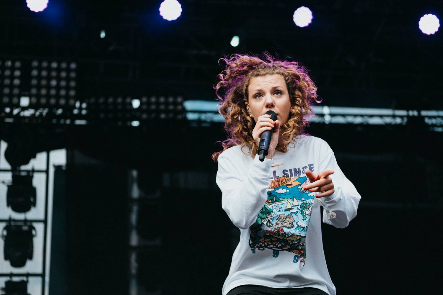 Druhý den pardubického Létofestu oslavoval Tomáš Vartecký z Wanastowek narozeniny, UDG se polévali vodou. Program uzavíral Divokej Bill