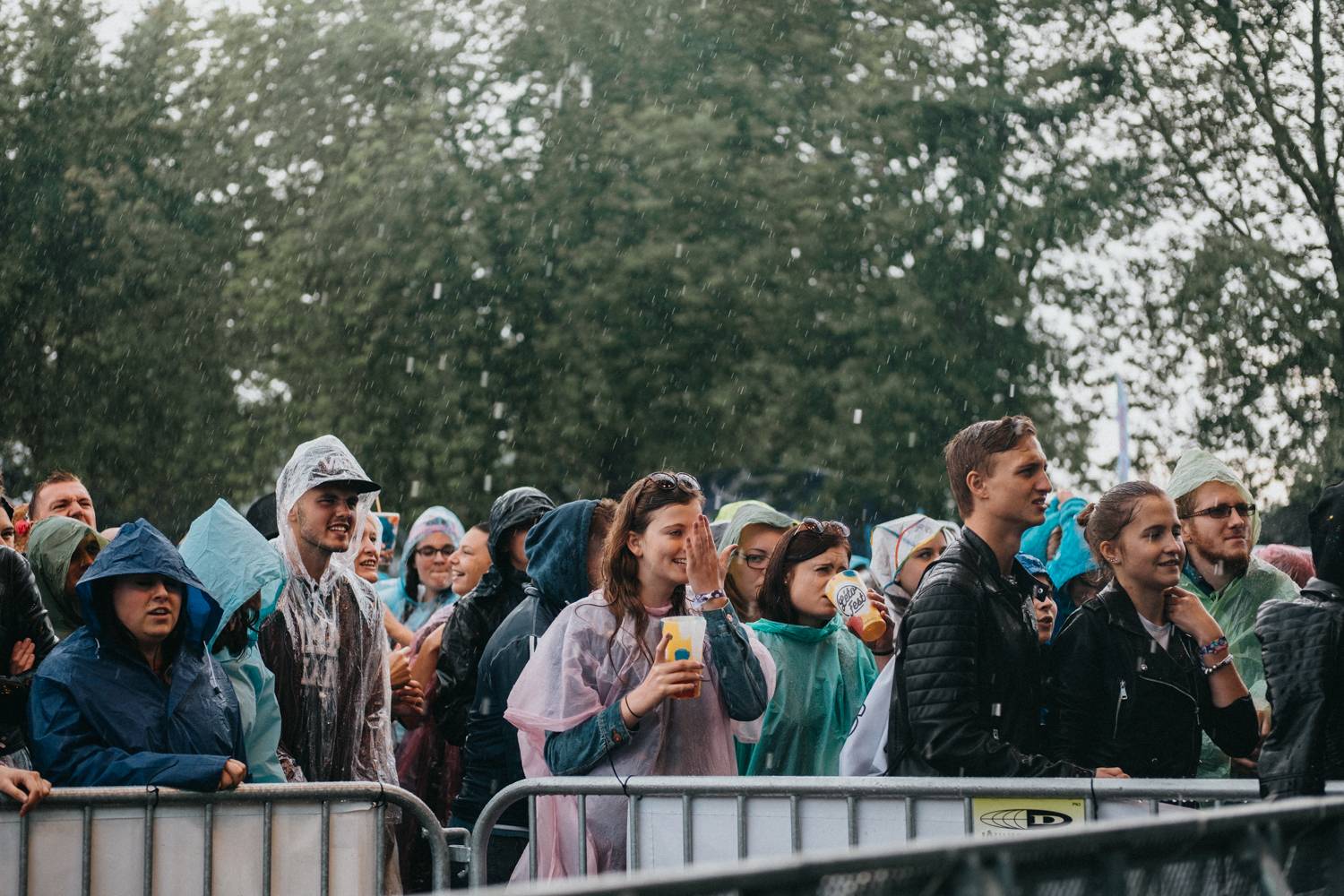 Druhý den pardubického Létofestu oslavoval Tomáš Vartecký z Wanastowek narozeniny, UDG se polévali vodou. Program uzavíral Divokej Bill