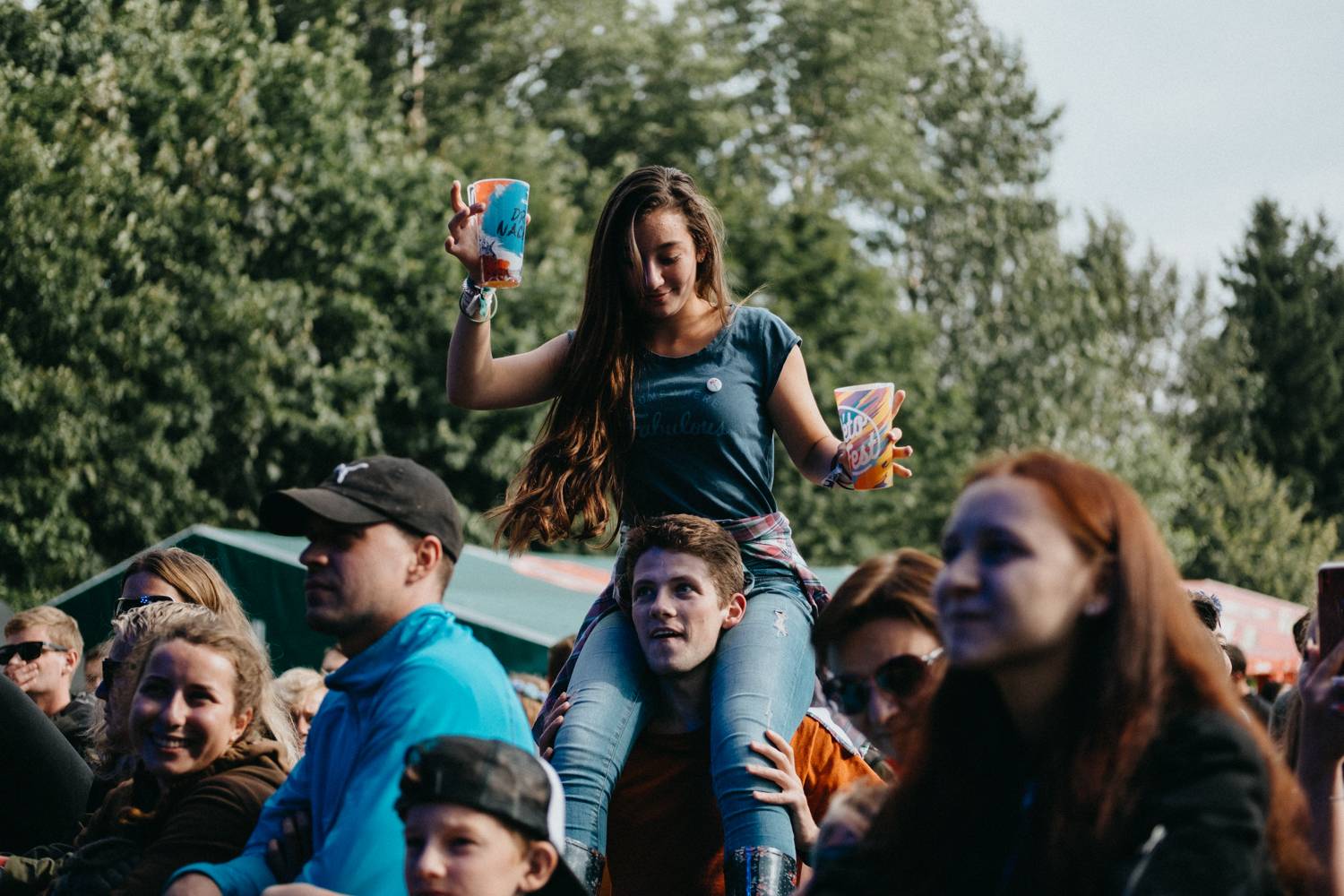 Druhý den pardubického Létofestu oslavoval Tomáš Vartecký z Wanastowek narozeniny, UDG se polévali vodou. Program uzavíral Divokej Bill