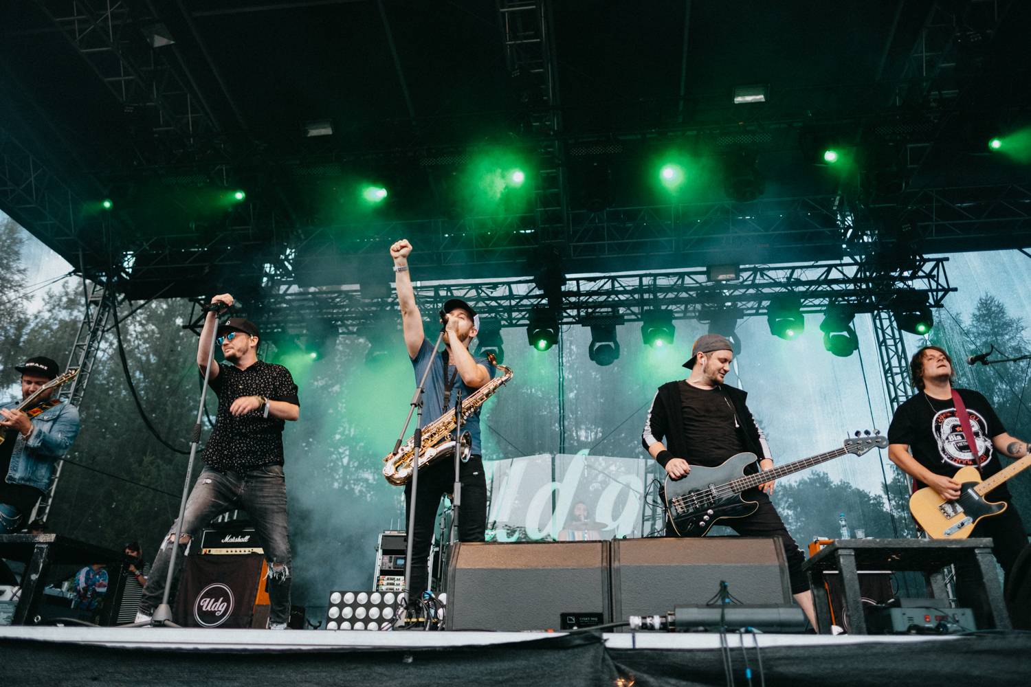 Druhý den pardubického Létofestu oslavoval Tomáš Vartecký z Wanastowek narozeniny, UDG se polévali vodou. Program uzavíral Divokej Bill