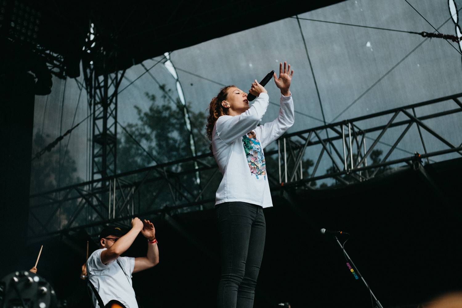 Druhý den pardubického Létofestu oslavoval Tomáš Vartecký z Wanastowek narozeniny, UDG se polévali vodou. Program uzavíral Divokej Bill