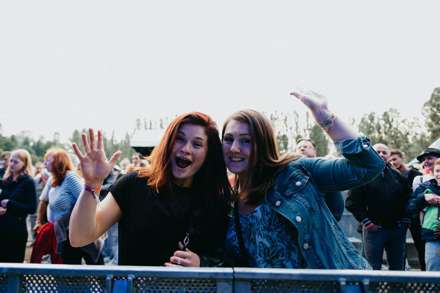 Druhý den pardubického Létofestu oslavoval Tomáš Vartecký z Wanastowek narozeniny, UDG se polévali vodou. Program uzavíral Divokej Bill