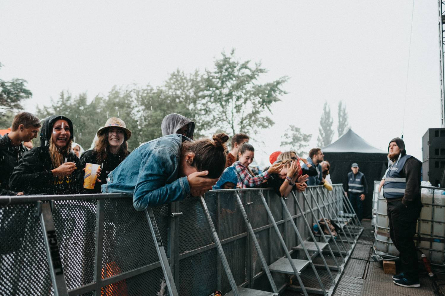 Druhý den pardubického Létofestu oslavoval Tomáš Vartecký z Wanastowek narozeniny, UDG se polévali vodou. Program uzavíral Divokej Bill