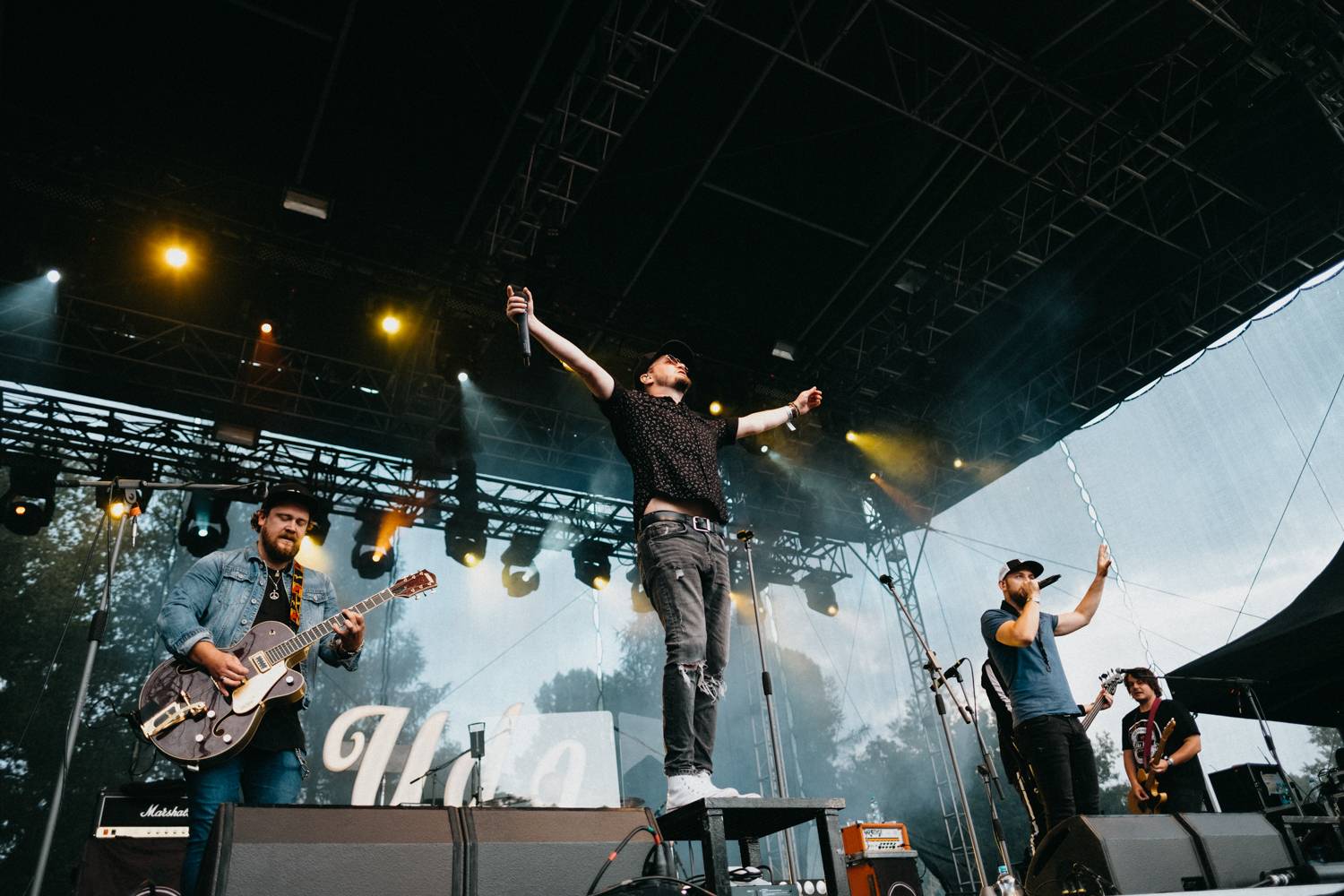 Druhý den pardubického Létofestu oslavoval Tomáš Vartecký z Wanastowek narozeniny, UDG se polévali vodou. Program uzavíral Divokej Bill