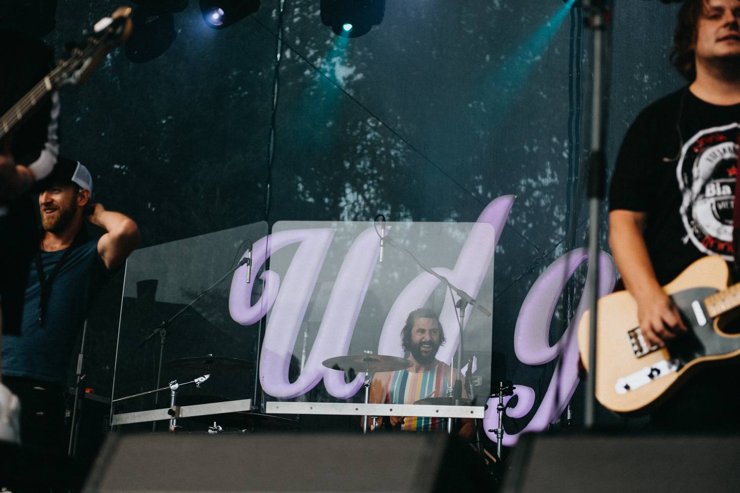 Druhý den pardubického Létofestu oslavoval Tomáš Vartecký z Wanastowek narozeniny, UDG se polévali vodou. Program uzavíral Divokej Bill