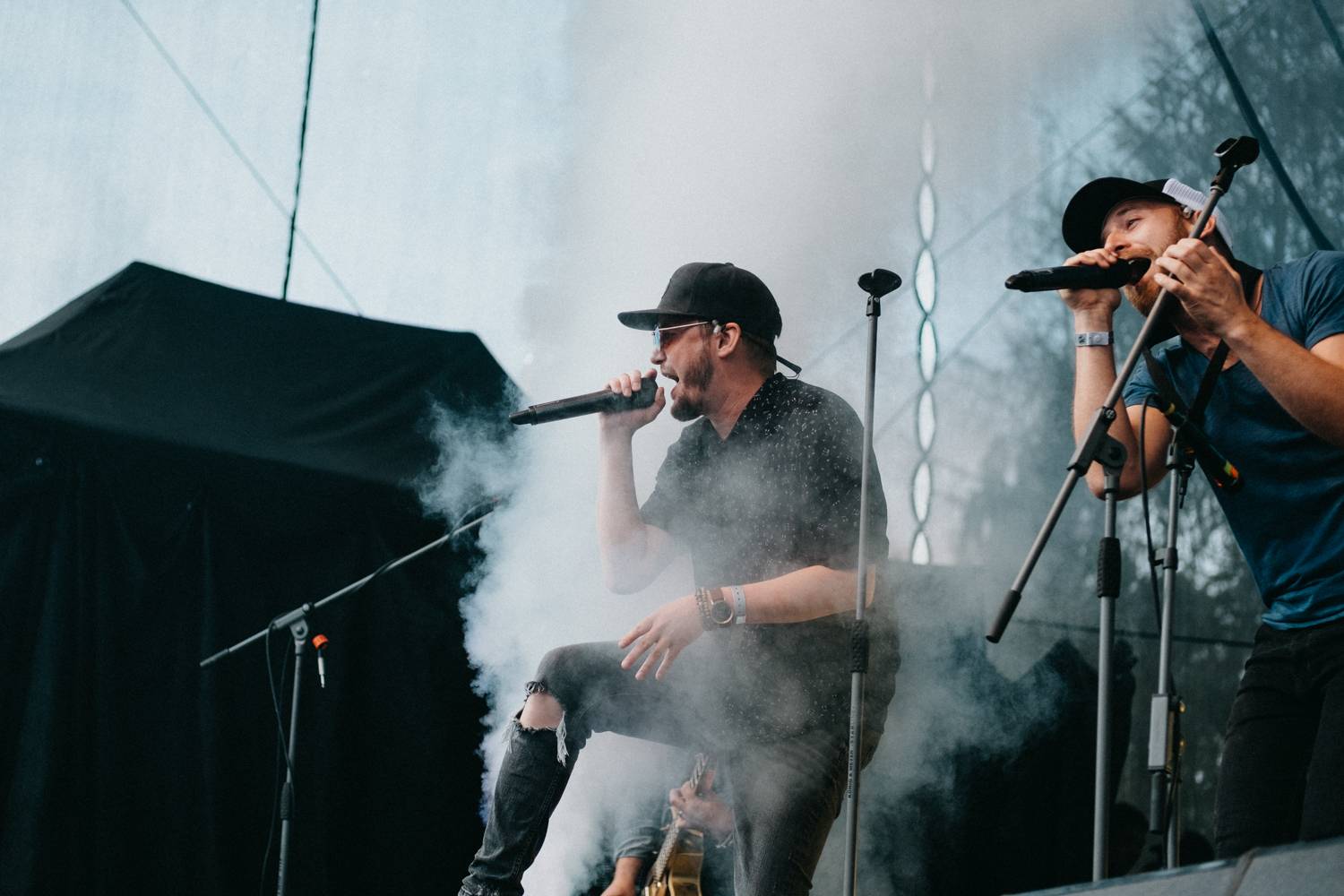 Druhý den pardubického Létofestu oslavoval Tomáš Vartecký z Wanastowek narozeniny, UDG se polévali vodou. Program uzavíral Divokej Bill