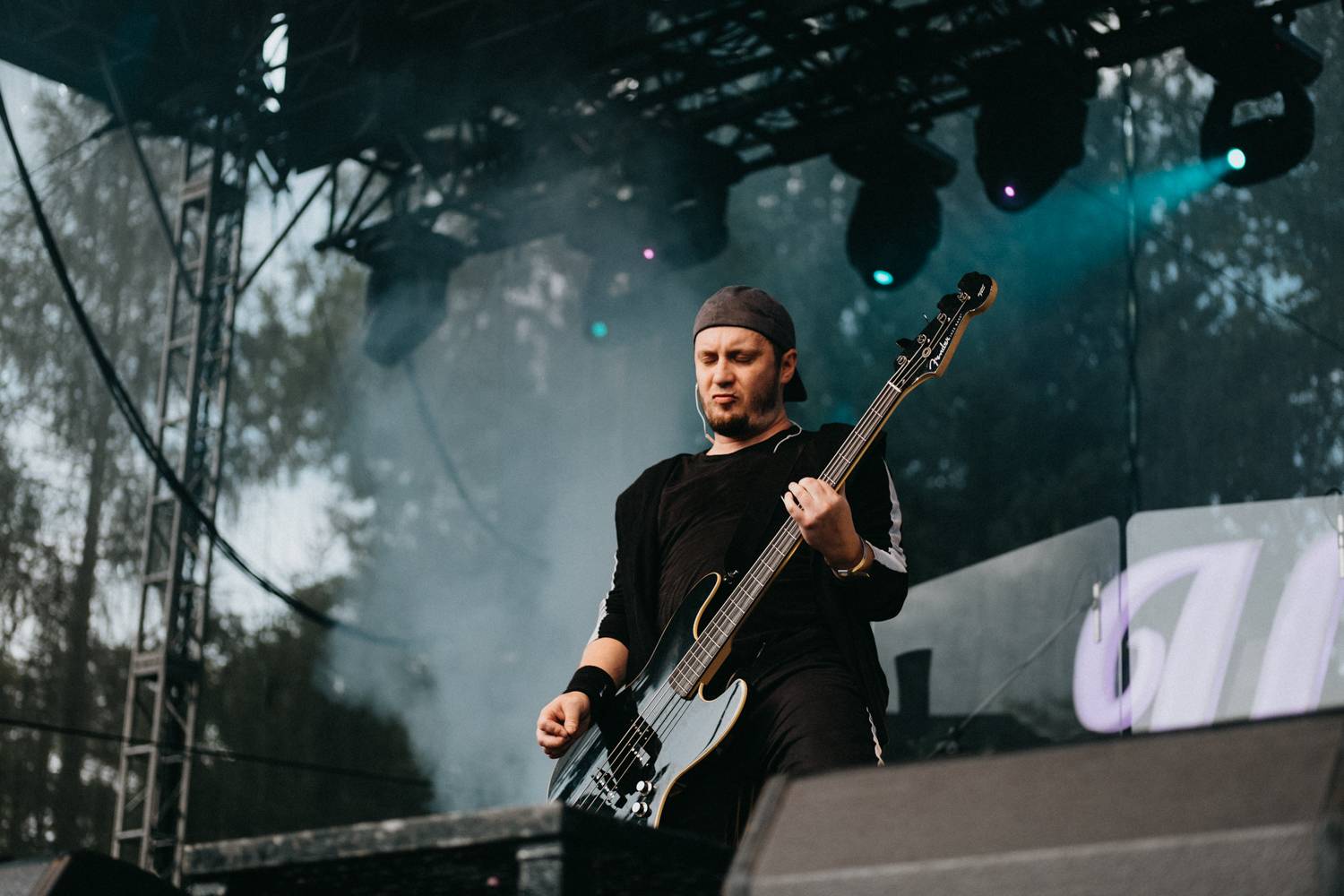 Druhý den pardubického Létofestu oslavoval Tomáš Vartecký z Wanastowek narozeniny, UDG se polévali vodou. Program uzavíral Divokej Bill