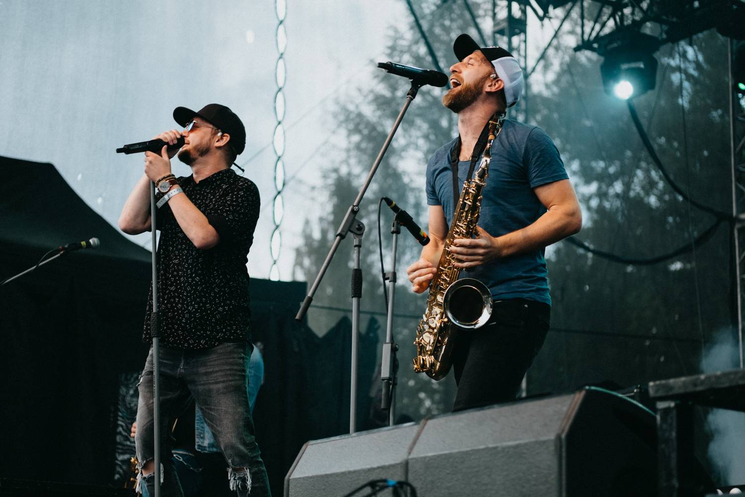 Druhý den pardubického Létofestu oslavoval Tomáš Vartecký z Wanastowek narozeniny, UDG se polévali vodou. Program uzavíral Divokej Bill