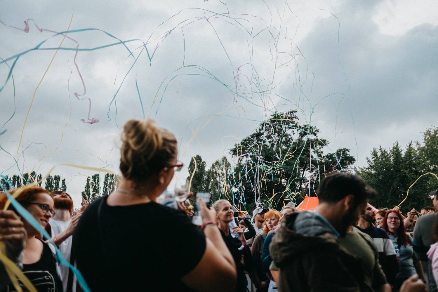 Druhý den pardubického Létofestu oslavoval Tomáš Vartecký z Wanastowek narozeniny, UDG se polévali vodou. Program uzavíral Divokej Bill