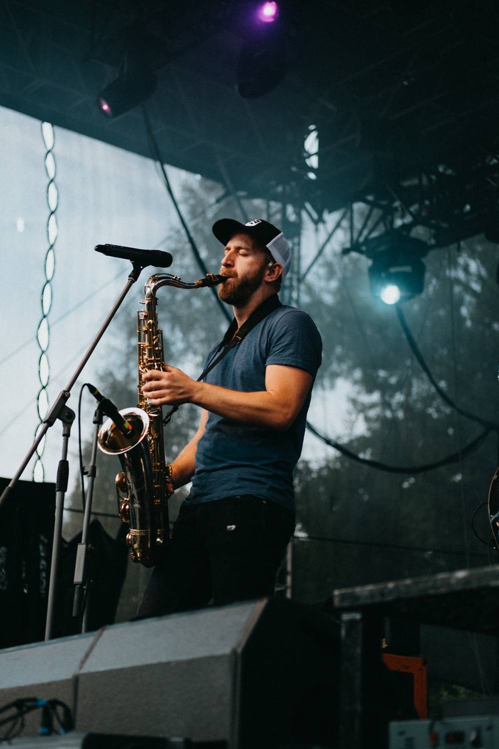 Druhý den pardubického Létofestu oslavoval Tomáš Vartecký z Wanastowek narozeniny, UDG se polévali vodou. Program uzavíral Divokej Bill