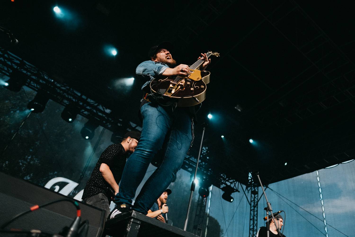 Druhý den pardubického Létofestu oslavoval Tomáš Vartecký z Wanastowek narozeniny, UDG se polévali vodou. Program uzavíral Divokej Bill