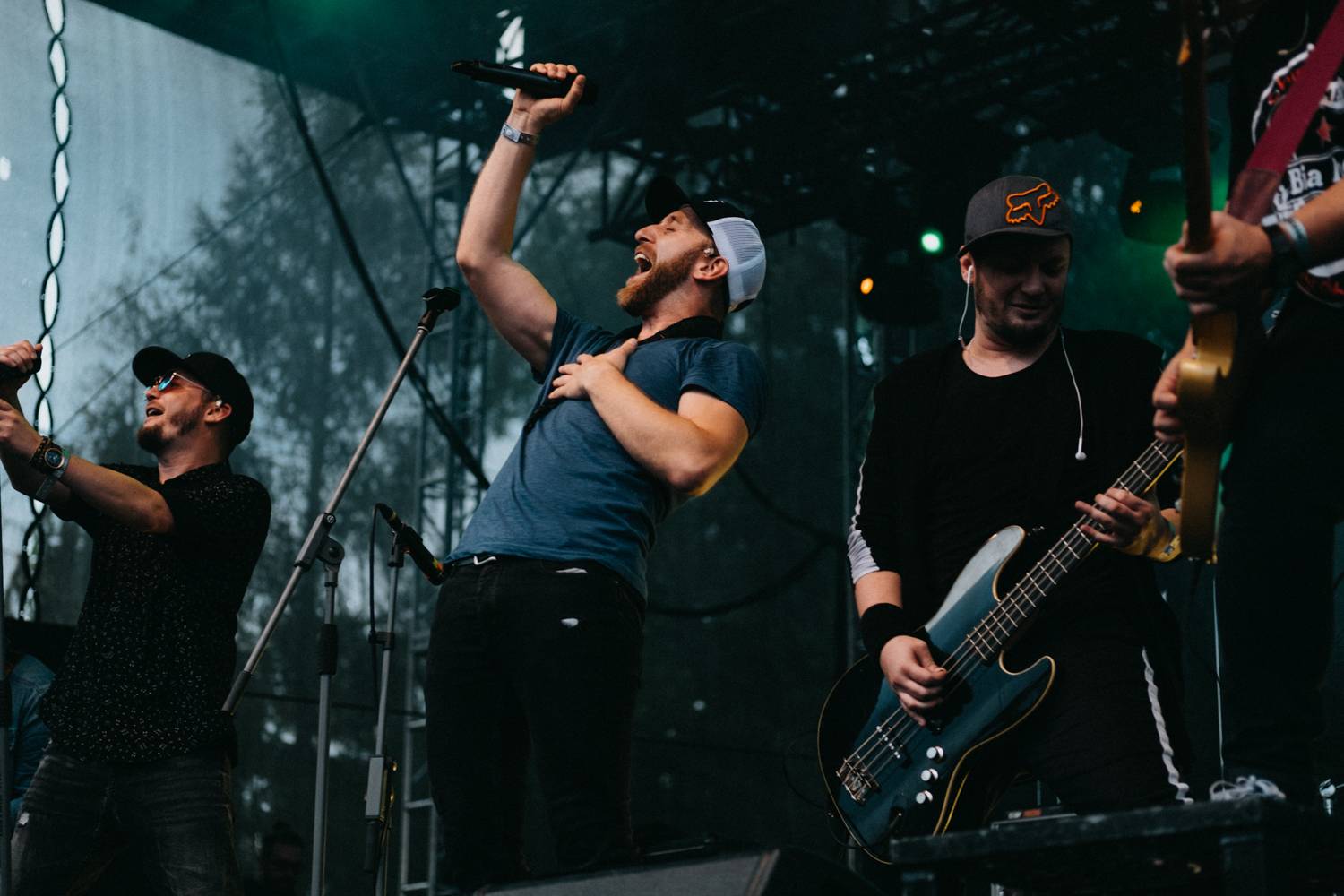 Druhý den pardubického Létofestu oslavoval Tomáš Vartecký z Wanastowek narozeniny, UDG se polévali vodou. Program uzavíral Divokej Bill