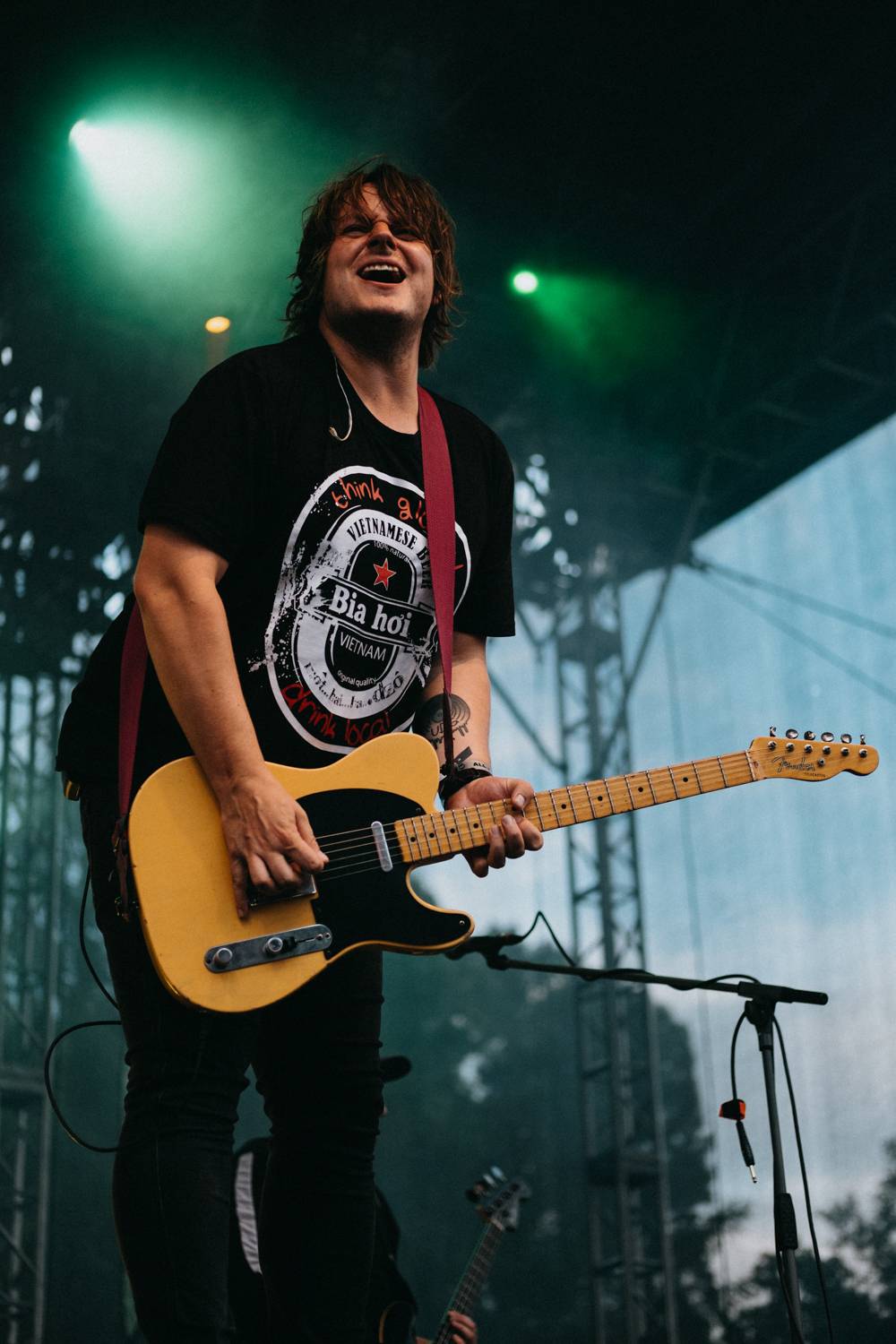 Druhý den pardubického Létofestu oslavoval Tomáš Vartecký z Wanastowek narozeniny, UDG se polévali vodou. Program uzavíral Divokej Bill