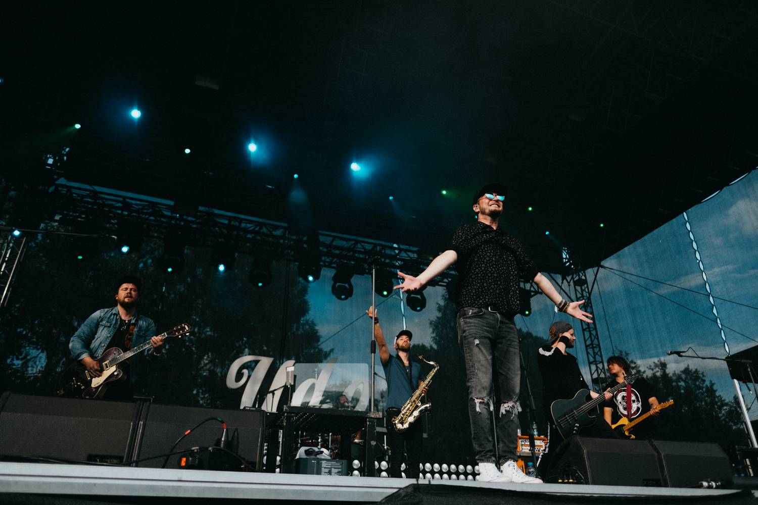 Druhý den pardubického Létofestu oslavoval Tomáš Vartecký z Wanastowek narozeniny, UDG se polévali vodou. Program uzavíral Divokej Bill