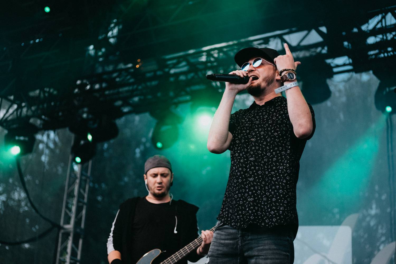 Druhý den pardubického Létofestu oslavoval Tomáš Vartecký z Wanastowek narozeniny, UDG se polévali vodou. Program uzavíral Divokej Bill