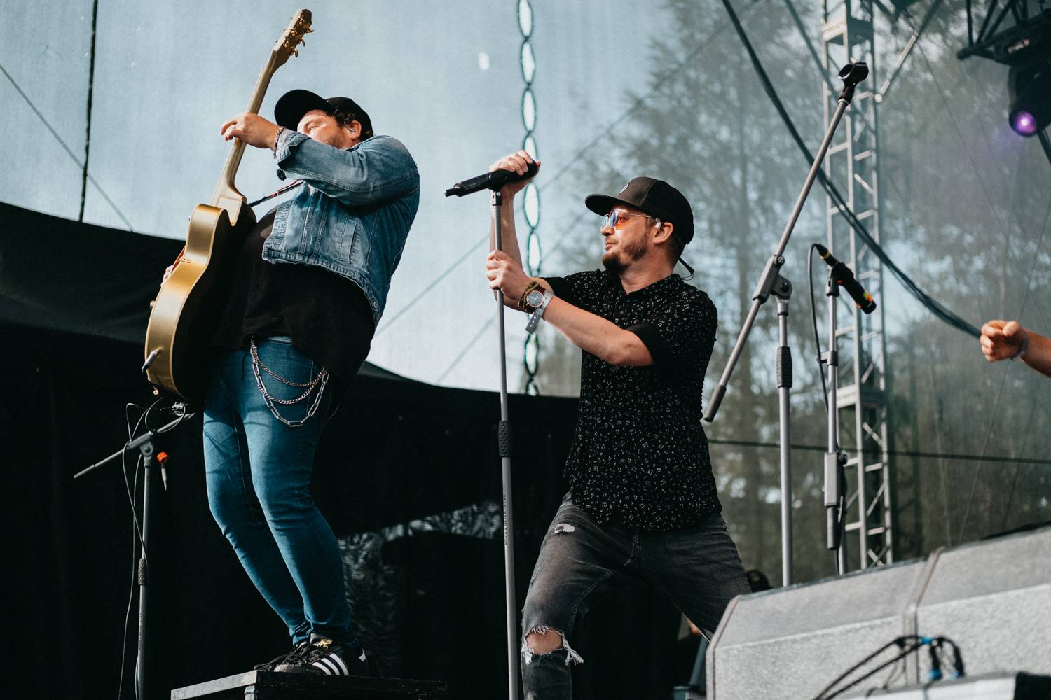 Druhý den pardubického Létofestu oslavoval Tomáš Vartecký z Wanastowek narozeniny, UDG se polévali vodou. Program uzavíral Divokej Bill