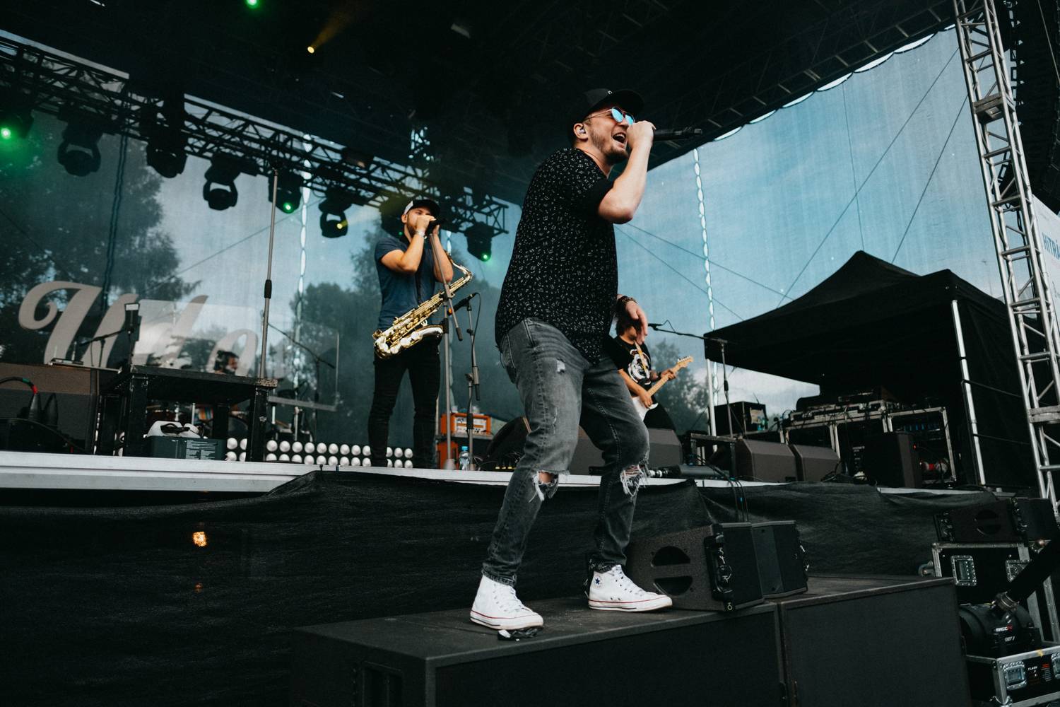 Druhý den pardubického Létofestu oslavoval Tomáš Vartecký z Wanastowek narozeniny, UDG se polévali vodou. Program uzavíral Divokej Bill