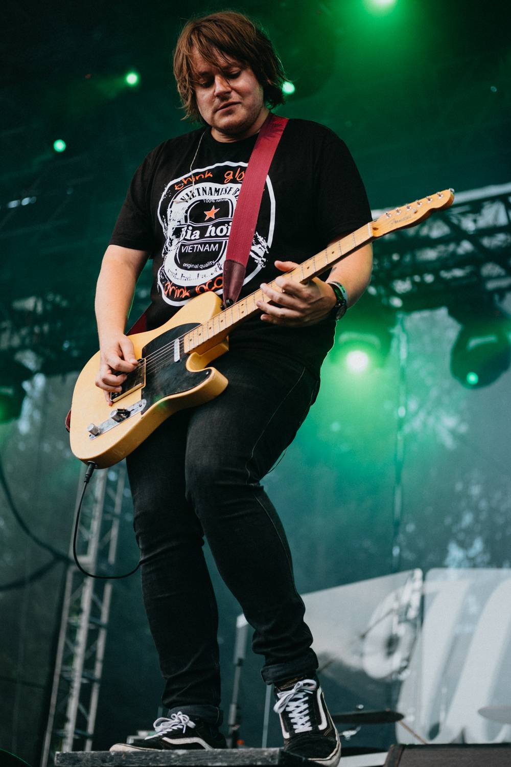 Druhý den pardubického Létofestu oslavoval Tomáš Vartecký z Wanastowek narozeniny, UDG se polévali vodou. Program uzavíral Divokej Bill