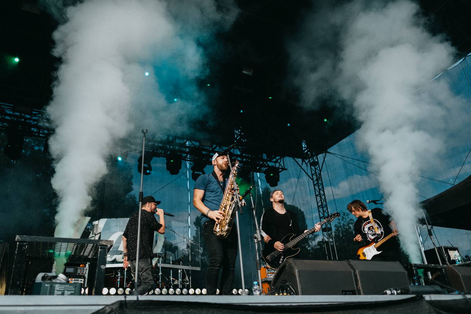 Druhý den pardubického Létofestu oslavoval Tomáš Vartecký z Wanastowek narozeniny, UDG se polévali vodou. Program uzavíral Divokej Bill