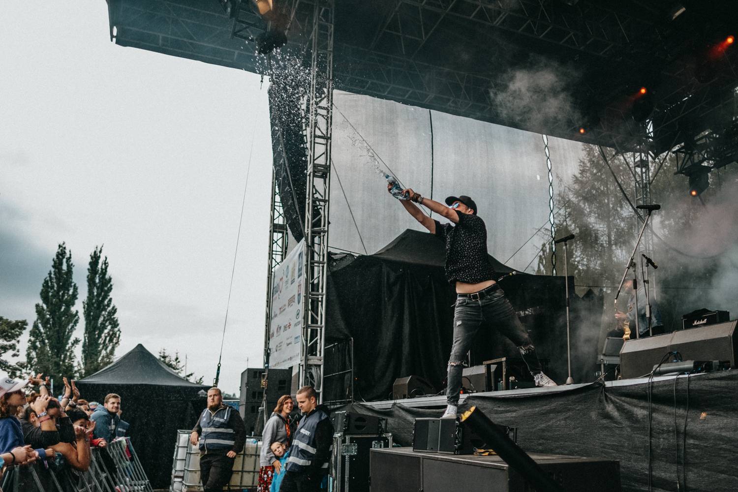 Druhý den pardubického Létofestu oslavoval Tomáš Vartecký z Wanastowek narozeniny, UDG se polévali vodou. Program uzavíral Divokej Bill