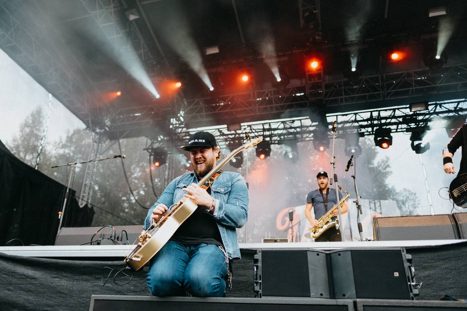 Druhý den pardubického Létofestu oslavoval Tomáš Vartecký z Wanastowek narozeniny, UDG se polévali vodou. Program uzavíral Divokej Bill