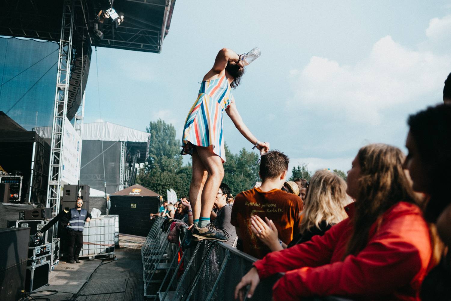 Druhý den pardubického Létofestu oslavoval Tomáš Vartecký z Wanastowek narozeniny, UDG se polévali vodou. Program uzavíral Divokej Bill