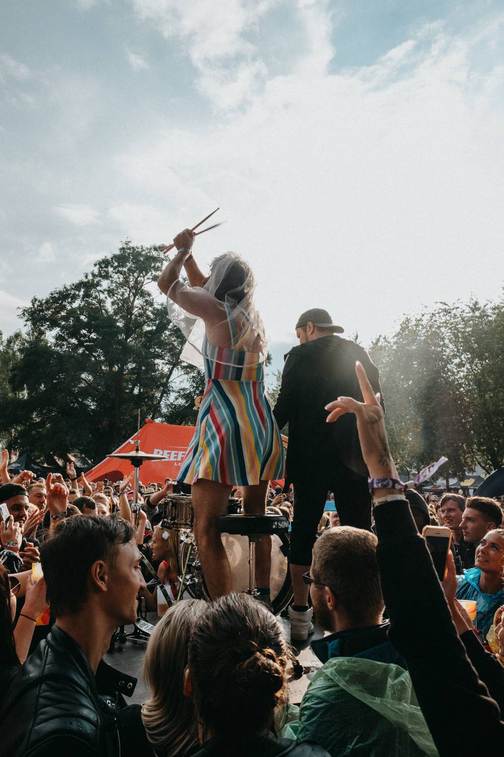 Druhý den pardubického Létofestu oslavoval Tomáš Vartecký z Wanastowek narozeniny, UDG se polévali vodou. Program uzavíral Divokej Bill