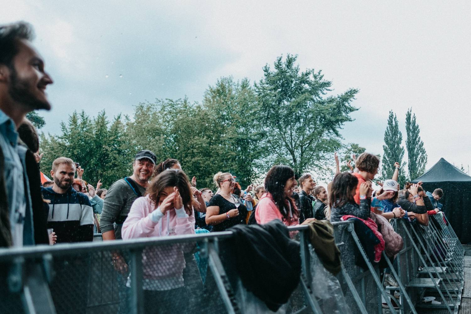 Druhý den pardubického Létofestu oslavoval Tomáš Vartecký z Wanastowek narozeniny, UDG se polévali vodou. Program uzavíral Divokej Bill