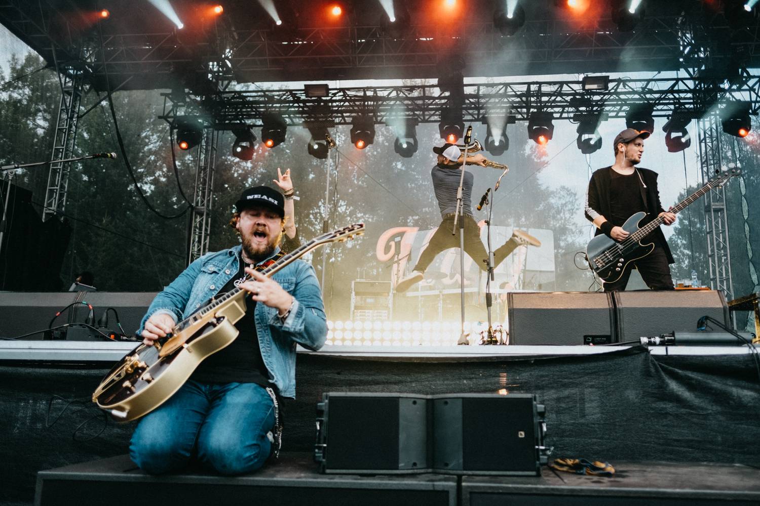 Druhý den pardubického Létofestu oslavoval Tomáš Vartecký z Wanastowek narozeniny, UDG se polévali vodou. Program uzavíral Divokej Bill