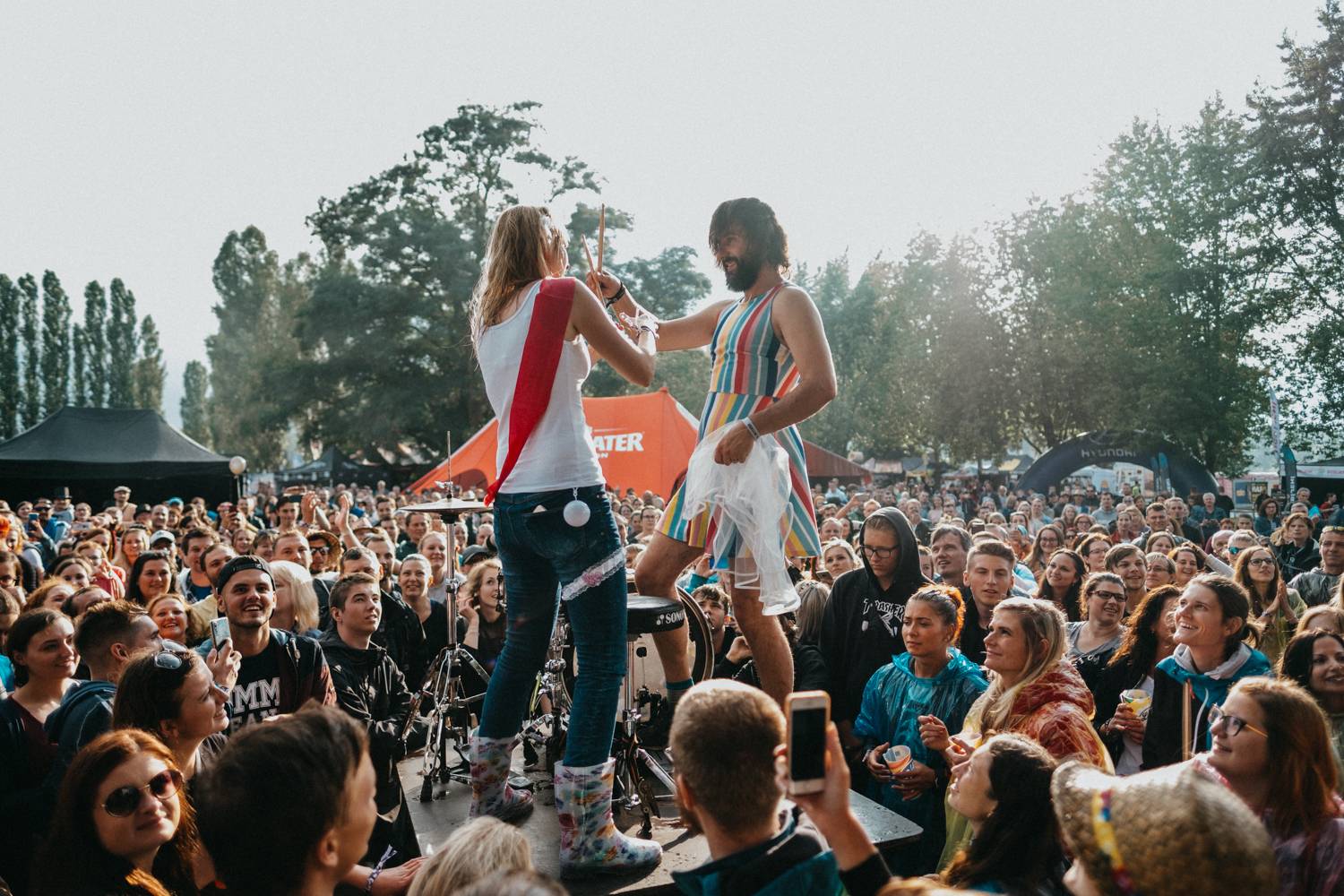 Druhý den pardubického Létofestu oslavoval Tomáš Vartecký z Wanastowek narozeniny, UDG se polévali vodou. Program uzavíral Divokej Bill