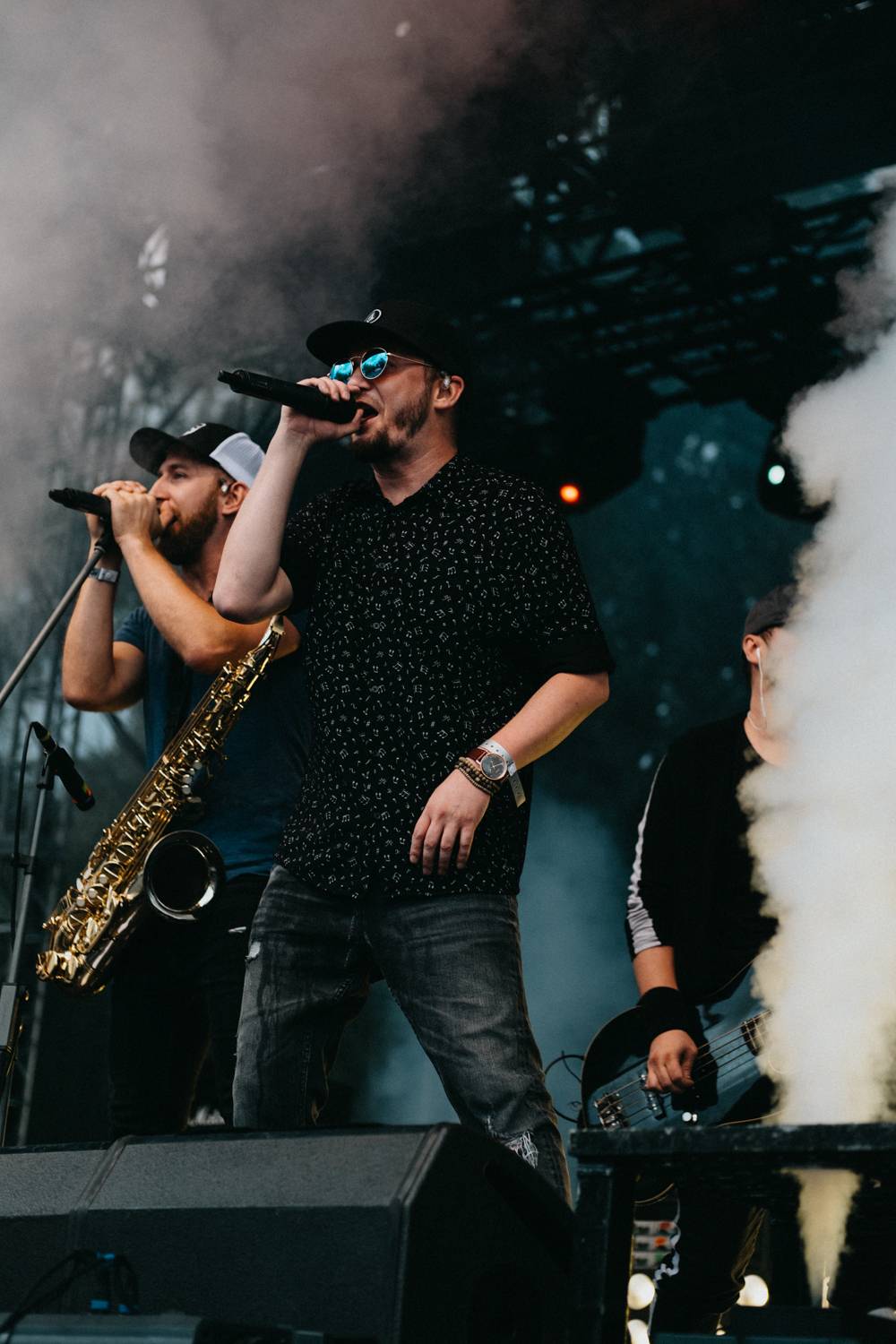 Druhý den pardubického Létofestu oslavoval Tomáš Vartecký z Wanastowek narozeniny, UDG se polévali vodou. Program uzavíral Divokej Bill