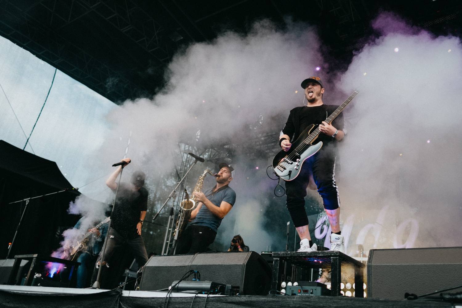 Druhý den pardubického Létofestu oslavoval Tomáš Vartecký z Wanastowek narozeniny, UDG se polévali vodou. Program uzavíral Divokej Bill